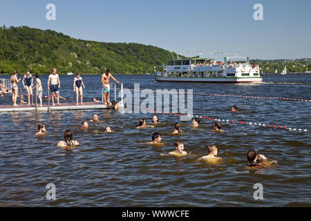 Baden im See Baldeneysee, Essen, Ruhrgebiet, Nordrhein-Westfalen, Deutschland, Europa Stockfoto