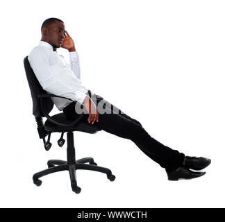 Porträt von nachdenklichen jungen Geschäftsmann auf Stuhl sitzend Stockfoto