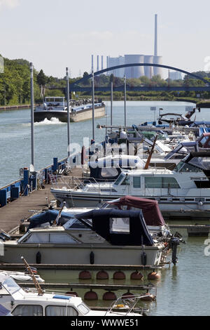 Frachtschiff auf Datteln Hamm Kanal mit Marina Ruenthe, Bergkamen, Ruhrgebiet, Deutschland, Europa Stockfoto