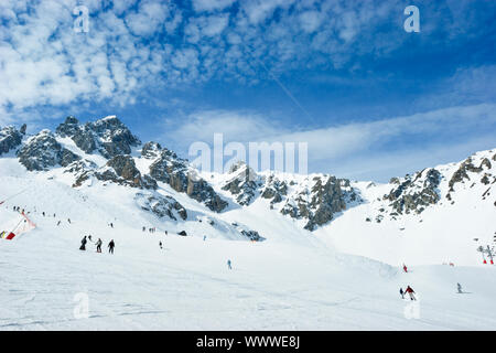 Skifahrer auf der Piste im Skigebiet Courchevel, Französische Alpen Stockfoto