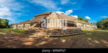 Akropolis, das größte Bauwerk bei Ek' Balam Ruinen, Yucatan, Mexiko Stockfoto