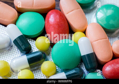 Medikamente in Form von Tabletten zu behandeln. Stockfoto