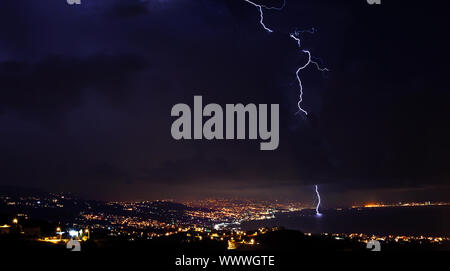 Blitz, Donner Sturm in der Nacht Himmel Stockfoto