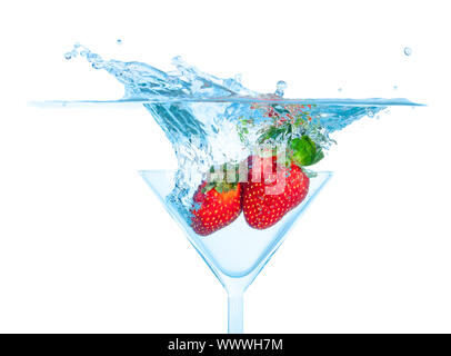 Frische Erdbeeren in Glas mit Splash fallen gelassen Stockfoto