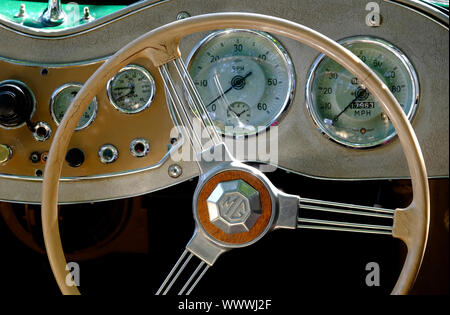 Lenkrad und Armaturenbrett des klassischen MG oben offenen Sportwagen Stockfoto