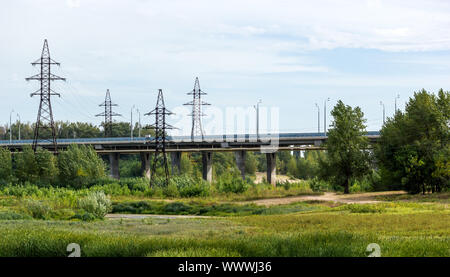 Straße Brücke durch das Feld Stockfoto