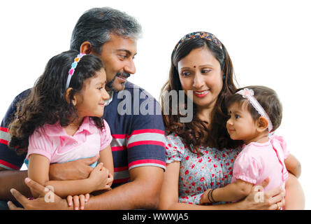 Moderne indische Familie mit zwei Tochter Gespräch auf weißem Hintergrund Stockfoto