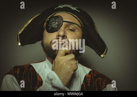 Charakter, Mann mit Bart, gekleidet wie ein Pirat mit Augenklappe und Stahl Schwert Stockfoto