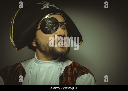 Buccaneer, Mann mit Bart, gekleidet wie ein Pirat mit Augenklappe und Stahl Schwert Stockfoto