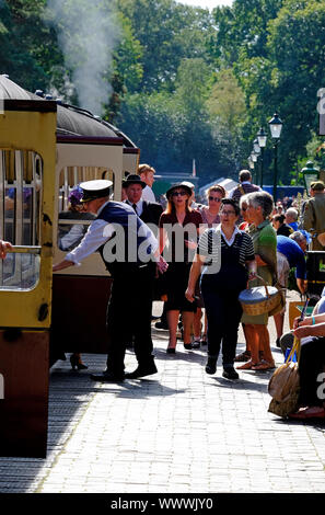 Holt Bahnhof, Dampfzug und Passagiere, North Norfolk, England Stockfoto