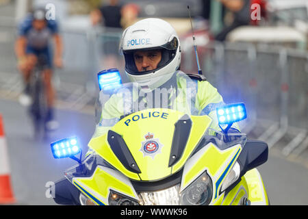 Tenby, Großbritannien. 15 Sep, 2019. Im Bild: Eine Dyfed Powys Polizei Motorrad Officer. Sonntag, 15 September 2019 Re: Ironman Triathlon Veranstaltung in Tenby, Wales, UK. Credit: ATHENA PICTURE AGENCY LTD/Alamy leben Nachrichten Stockfoto