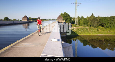 Wasserstraße Schnittpunkt mit der Mittellandkanal und Weser, Minden, Nordrhein-Westfalen, Deutschland Stockfoto