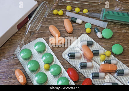 Medikamente in Form von Tabletten und Ampullen zu behandeln. Stockfoto