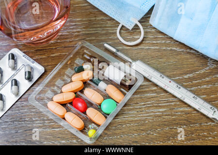 Medikamente in Form von Tabletten und Ampullen zu behandeln. Stockfoto