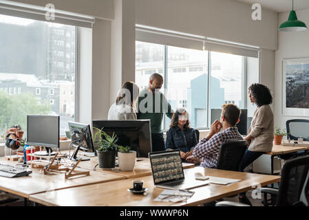 Lächelnd Gruppe von verschiedenen Designern zusammen treffen in Ihrem Büro Stockfoto
