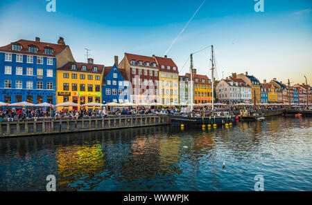 Nyhavn-Viertel ist eines der berühmtesten Wahrzeichen in Kopenhagen, Dänemark Stockfoto