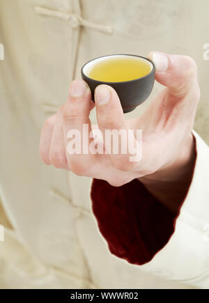 Bild von Hand, die Tasse grüner Tee Stockfoto