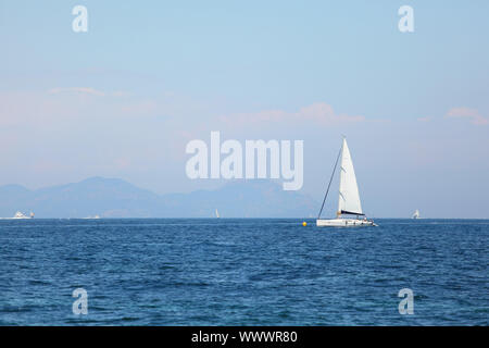 Yacht im Meer Stockfoto