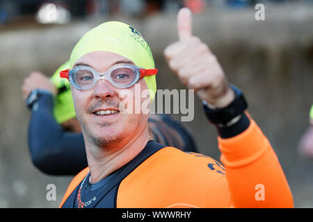 Tenby, Großbritannien. 15 Sep, 2019. Im Bild: Ein Athlet gibt den Daumen nach oben. Sonntag, 15 September 2019 Re: Ironman Triathlon Veranstaltung in Tenby, Wales, UK. Credit: ATHENA PICTURE AGENCY LTD/Alamy leben Nachrichten Stockfoto