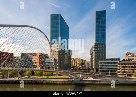 Campo Volantin Brücke, weiße Brücke mit Blick auf die Skyline von Bilbao Stockfoto