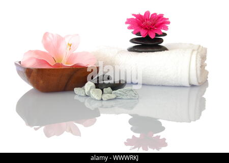 Wellness Zen und Spa immer noch Leben mit blume Handtuch und Kieselsteinen isoliert auf weißem Stockfoto