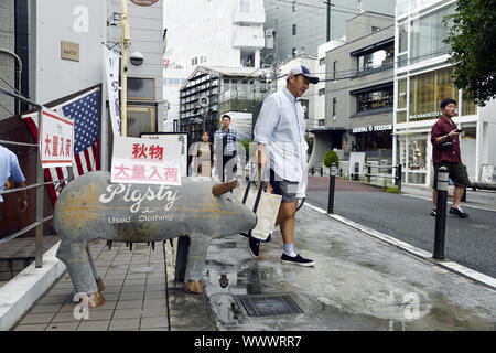 die ikonische Metallschweineskulptur, die den Eingang zum Pigsty-Gebrauchtwarenladen in der Cat Street in Shibuya, Tokio, markiert Stockfoto