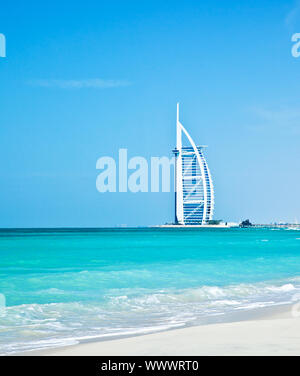 DUBAI, VAE - Nov. 21: Burj Al Arab - bei 321 m zweite höchstes Hotel der Welt, luxuriöse Hotel liegt auf einer künstlichen Insel, November 21,2009 Jumeirah Beach, Dub Stockfoto