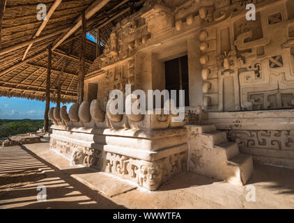 Akropolis, das größte Bauwerk bei Ek' Balam Ruinen, Yucatan, Mexiko Stockfoto