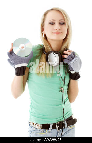 städtischen Teenager-Mädchen mit Kopfhörern, die cd über weiß zu halten Stockfoto