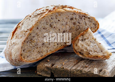 Brot mit Saatgut von Flachs-, Sonnenblumen-, Sesam- und Kürbis. Stockfoto