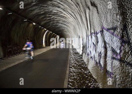 Radfahrer auf Schiene Radweg Nordbahntrasse im Tunnel Rott, Wuppertal, Deutschland, Europa Stockfoto