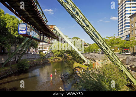 Wuppertaler Schwebebahn über die Wupper in der Stadt, Wuppertal, Deutschland, Europa Stockfoto