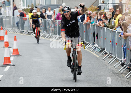 Tenby, Großbritannien. 15 Sep, 2019. Im Bild: Gareth Thomas Beifall auf, als er reitet Vergangenheit. Sonntag, 15 September 2019 Re: Ironman Triathlon Veranstaltung in Tenby, Wales, UK. Credit: ATHENA PICTURE AGENCY LTD/Alamy leben Nachrichten Stockfoto