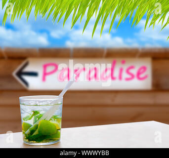 Cocktail Mojito in einer schriftlichen Paradies Wort Holz Wand-Pfeil-Symbol Stockfoto