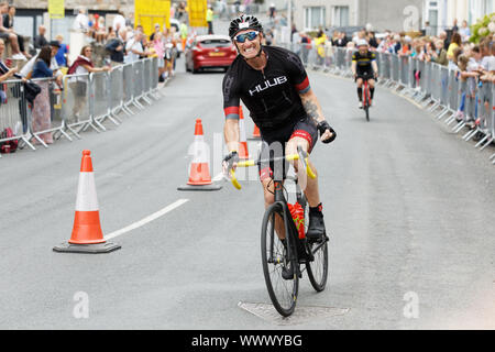 Tenby, Großbritannien. 15 Sep, 2019. Im Bild: Gareth Thomas Beifall auf, als er reitet Vergangenheit. Sonntag, 15 September 2019 Re: Ironman Triathlon Veranstaltung in Tenby, Wales, UK. Credit: ATHENA PICTURE AGENCY LTD/Alamy leben Nachrichten Stockfoto