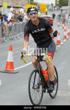 Tenby, Großbritannien. 15 Sep, 2019. Im Bild: Gareth Thomas Beifall auf, als er reitet Vergangenheit. Sonntag, 15 September 2019 Re: Ironman Triathlon Veranstaltung in Tenby, Wales, UK. Credit: ATHENA PICTURE AGENCY LTD/Alamy leben Nachrichten Stockfoto