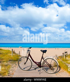 Fahrrad in Formentera Strand auf Balearen bei Levante Osten Tanga Stockfoto