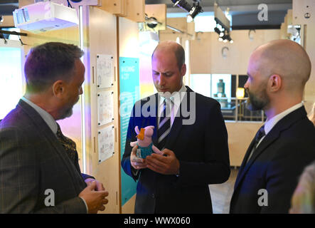 Der Herzog von Cambridge, in seiner Rolle als Präsident der Britischen Akademie für Film und Fernsehen Arts (BAFTA), BAFTA Piccadilly, London, erhält ein Geschenk eines 'Clanger', wie er einen Blick hinter die Masken Ausstellung. PA-Foto. Bild Datum: Montag, September 16, 2019. Siehe PA Geschichte Royal William. Photo Credit: Daniel Leal-Olivas/PA-Kabel Stockfoto