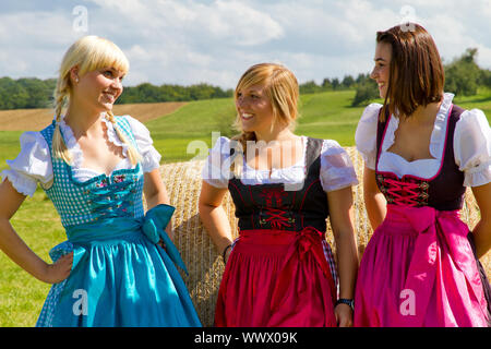 Drei glückliche und fröhliche Mädchen in bunten Dirndl Stockfoto