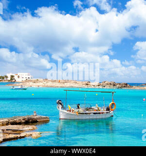 ELS Pujols Strand auf Formentera mit traditionellen Fischerboot im Sommertag Stockfoto