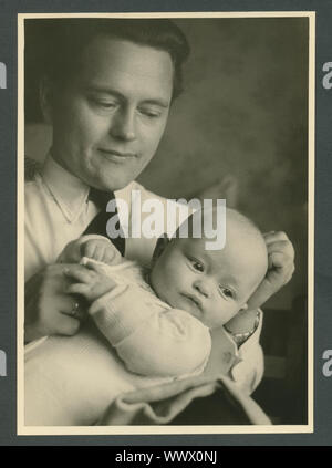 Europa, Deutschland, Hamburg, Parken-systeme Vater mit seinem Baby, 1950er Jahre. /Europa, Deutschland, Hamburg, stolzer Vater mit seinem Baby, 1950. Stockfoto