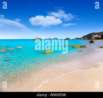 Aiguas Lehrschule Agua Blanca Ibiza Strand mit türkisblauem Wasser Stockfoto