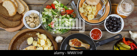 Im Freien Essen Konzept. Leckere gegrillte Hähnchenschenkel, Pommes und Salat von frischem Gemüse auf einem Stockfoto
