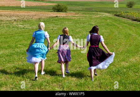 Drei Mädchen im Dirndl in der Natur Stockfoto