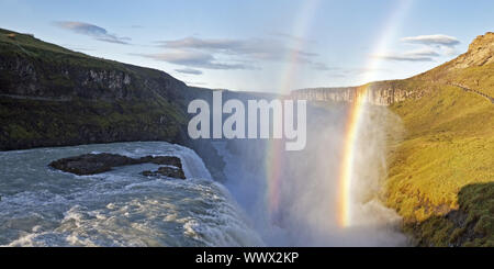 Gullfoss Wasserfall und doppelten Regenbogen, Fluss Hvitá, Haukadalur, Golden Circle, Island, Europa Stockfoto