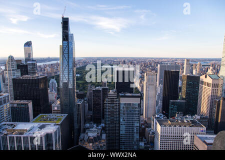 New York, USA - 11. Juni 2019: Skyline von New York und der Central Park von oben auf den Felsen gesehen, Stockfoto