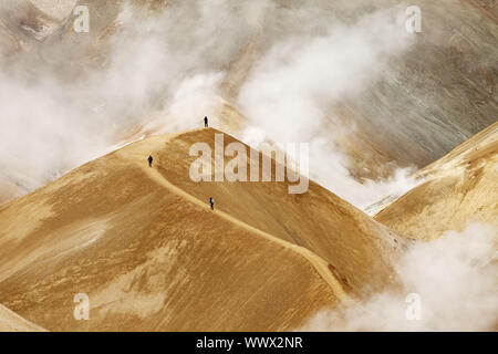 Wanderer in der geothermischen Gebiet mit Bergen, Rhyolith Hveradalir, Kerlingarfjoell, Island Stockfoto