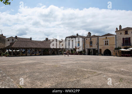 Weite Einstellung auf dem Hauptplatz von Monpazier in der Region Dordogne Frankreich Stockfoto