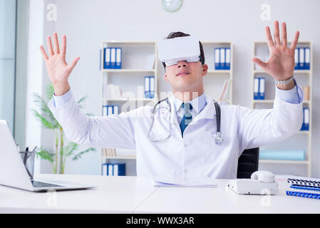 Junger Arzt mit Vr virtual reality Headset arbeiten im Offi Stockfoto