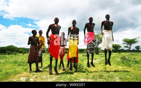 Afrika, Kenia, Samburu, 8. NOVEMBER: afrikanische Krieger tanzen traditionelle Sprünge, wie kulturelle Zeremonie, Überprüfung des täglichen Lebens der Menschen vor Ort, in der Nähe von Samburu N Stockfoto